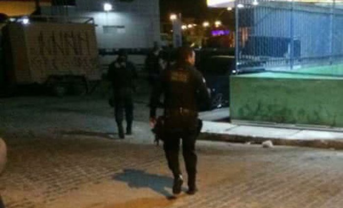 A Policia Militar entrou em confronto com os assaltantes. Trs PMs ficaram feridos na troca de tiros.Foto: Reproduo/ Facebook