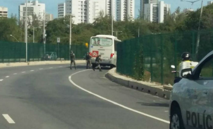 PM faz abordagem a nibus e para a Via Mangue. Foto: Aline Moura/ DP