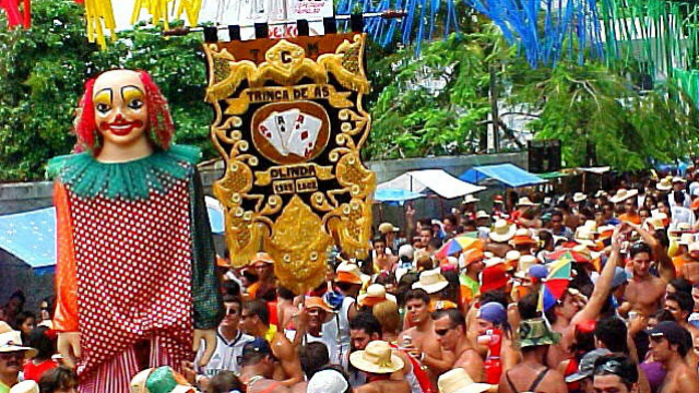Tradicional bloco olindense desfilar pelas ruas do Recife Antigo. Foto: Trinca de s/Divulgao
