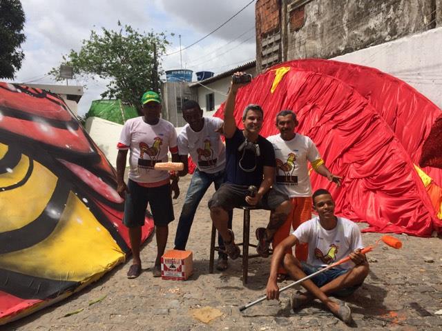 Flavio Barra e equipe durante a pintura do Galo gigante. Foto: Marina Simes/DP 