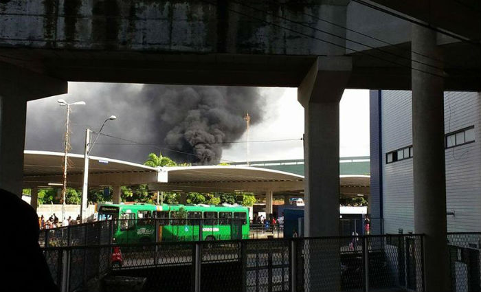 Incndio atinge rea nas imediaes Estao Tancredo Neves, no Recife.Foto: Mileide Riso/Cortesia
