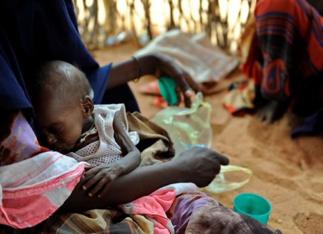 At o fim do ano, o Unicef estima que a desnutrio severa afete 450 mil crianas nigerianas. Foto: Tony Karumba/AFP Photo