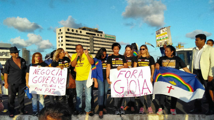 Ato comeou com pronunciamento das famlias na Praa do Derby. Foto: Shilton Arajo/Esp. DP (Ato comeou com pronunciamento das famlias na Praa do Derby. Foto: Shilton Arajo/Esp. DP)