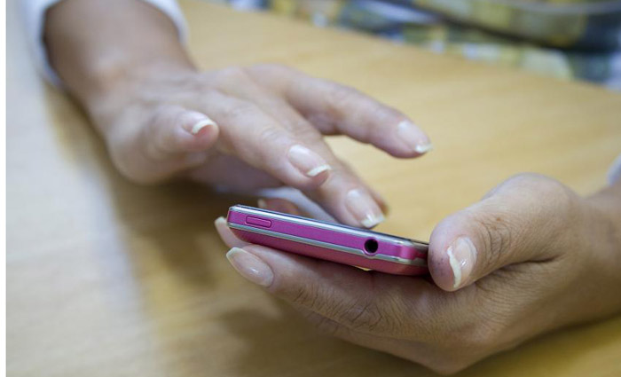 No pas apenas 70% da populao se conecta ao Twitter atravs do dispositivo. Foto: Marcos Santos/USP Imagens