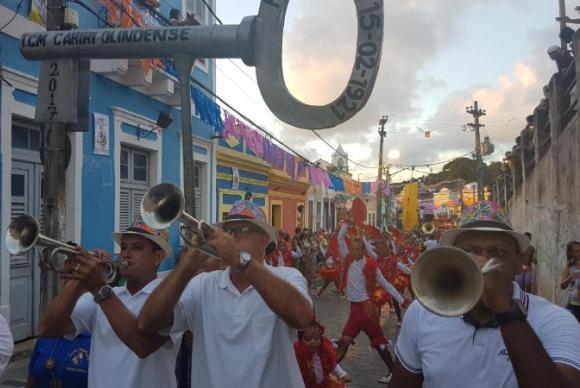 A Troa Carnavalesca Mista Cariri Olindense, agremiao de 96 anos de idade, levou sua chave da cidade de Olinda. Foto: Sumaia Villela/Agncia Brasil