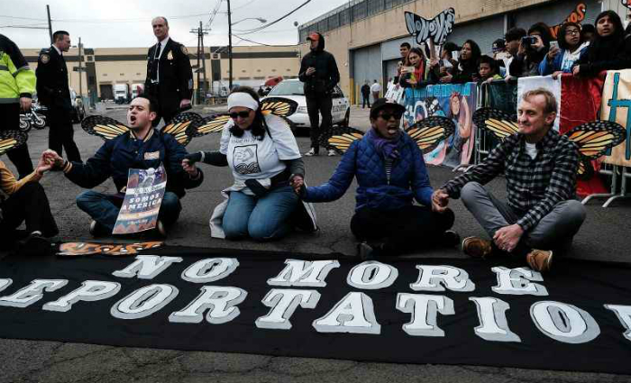 Protesto contra deportaes do lado de fora do Centro de Deteno Elizabeth, em Nova Jersey, onde ilegais aguardam a expulso. Foto: Spencer Platt/AFP