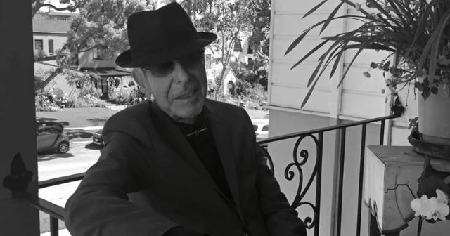 Leonard Cohen aparece em imagens caseiras no vdeo de Traveling Light. Foto: YouTube/Reproduo