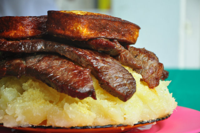 A Casa de Noca serve a tradicional macaxeira com carne de sol pernambucana. Foto: Maria Eduarda Bione/Esp.DP/DP