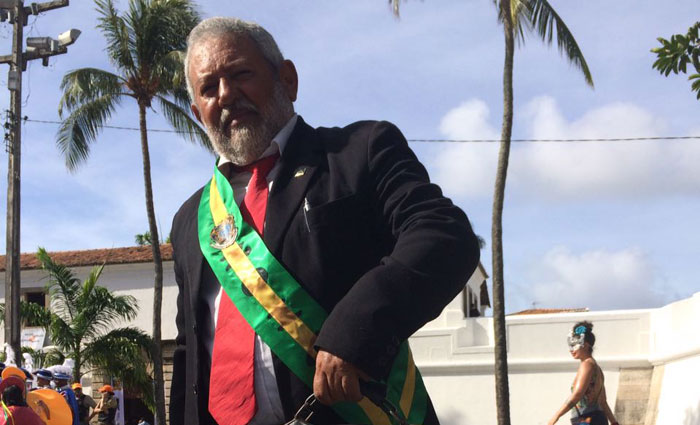 Fantasiado de Lula, Jos Bezerra faz homenagem  Marisa Letcia. Foto: Shilton Arajo/Esp. DP