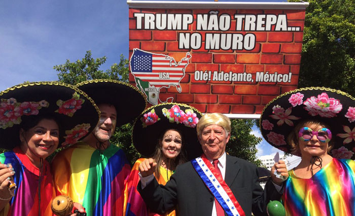 O dentista Luiz gonzaga Lapenda est fantasiado de Trump e faz o maio sucesso. Foto: Shilton Arajo/Esp. DP