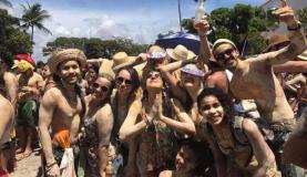 Folies se divertem sujos de lama no Bloco Manguebeat. Foto: Prefeitura de Olinda