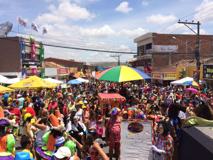 Bloco dos Papangus lotou o Centro de Bezerros na manh deste domingo. Foto: Paulo Paiva/DP.