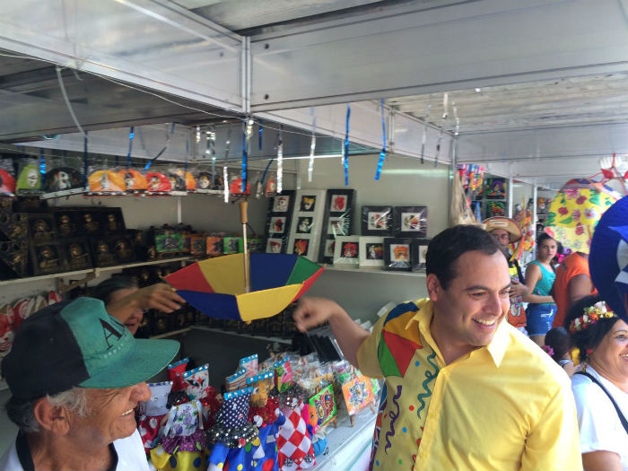 Governador Paulo Cmara visitou o carnaval do Agreste com comitiva do PSB. Foto: Paulo Paiva/DP.