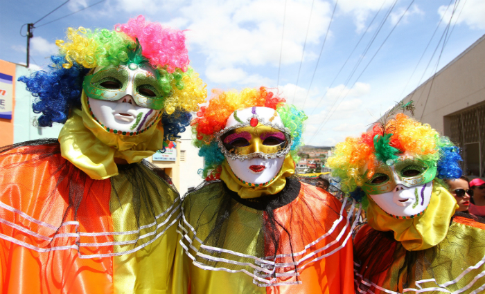 Amigos escolhem cores vivas para alegrar ainda mais o Carnaval. Foto: Paulo Paiva/DP