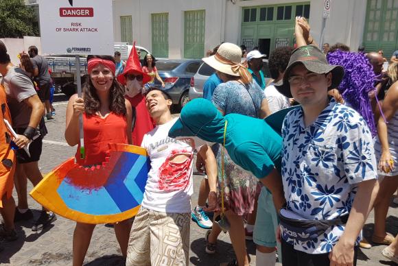 Olinda (PE) - Um grupo de amigos e parentes quis chamar a ateno para um problema famoso da praia de Boa Viagem, no Recife: os ataques de tubaro. Foto: Sumaia Villela/Agncia Brasil