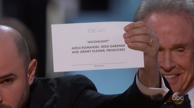 Trapalhada: Warren Beatty (direita) se confundiu na leitura dos cartes e acabou anunciando La La Land como vencedor. Foto: ABC/Divulgao
