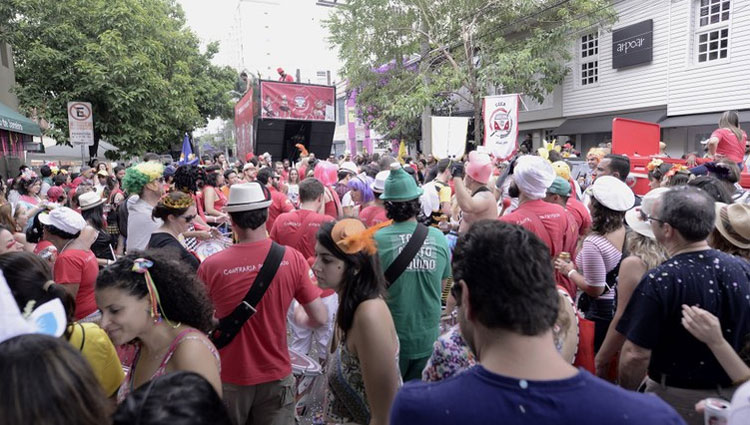Folies vo s ruas para brincar o Carnaval em So Paulo e recebem turistas em casa (Divulgao/Prefeitura de So Paulo)
