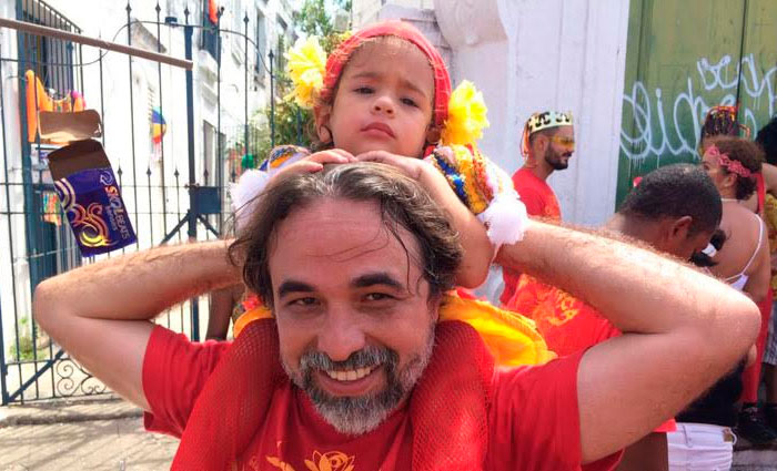 Tiago Feitosa levou a filha Clara, de dois anos de idade, para a folia. Foto: Yuri de Lira