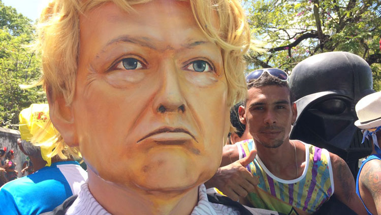 Bonequeiro Paulo Csar Santos, responsvel por carregar Trump, brincou com jeito polmico do presidente norte-americano (Yuri de Lira/DP)