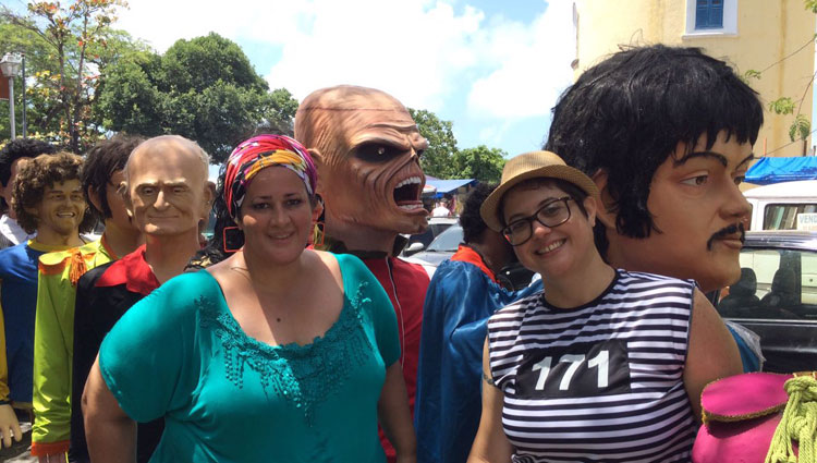 Folis Carmen Lima e Ana Paula Cruz acompanharam desfile dos bonecos gigantes em Olinda nesta segunda-feira (Yuri de Lira/DP)