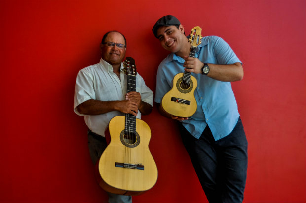 O Duo Sensvel, baseado em Pernambuco, aposta na interao entre violo e cavaquinho. Crdito: Marco Cesar Filho/Divulgao