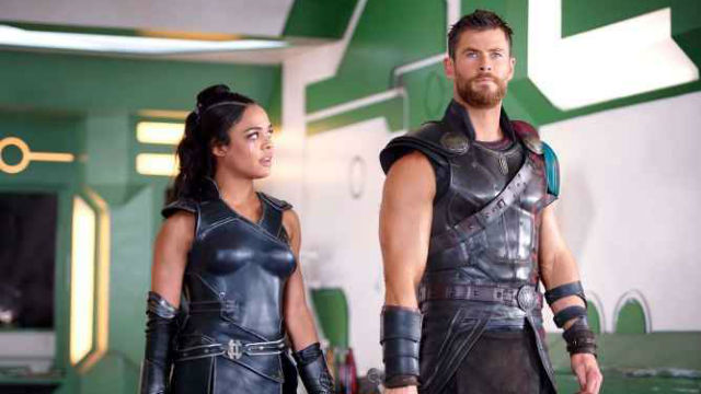 Chris Hemsworth volta de cabelo curto como Thor e Tessa Thompson vive a personagem Valquria no novo filme