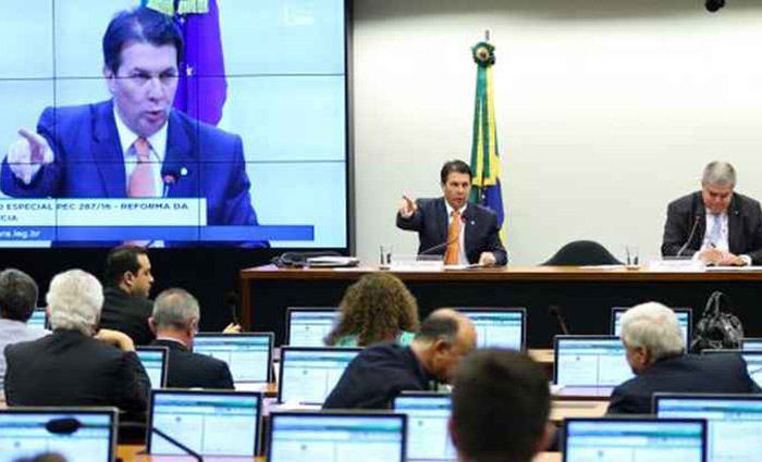 Os parlamentares, no entanto, temem uma reao negativa da opinio pblica e estudam como ser o texto da PEC. Foto: Marcelo Camargo/Agncia Brasil