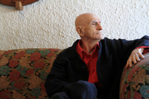 o escritor e dramaturgo paraibano, ento aos 85 anos de idade, pediu que as homenagens a ele fossem postergadas para o seu aniversrio de 90 anos. Foto: Annaclarice Almeida/DP