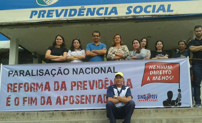 Servidores do INSS se renem em frente  agncia de Limoeiro. Foto: Sindsprev-PE/Divulgao