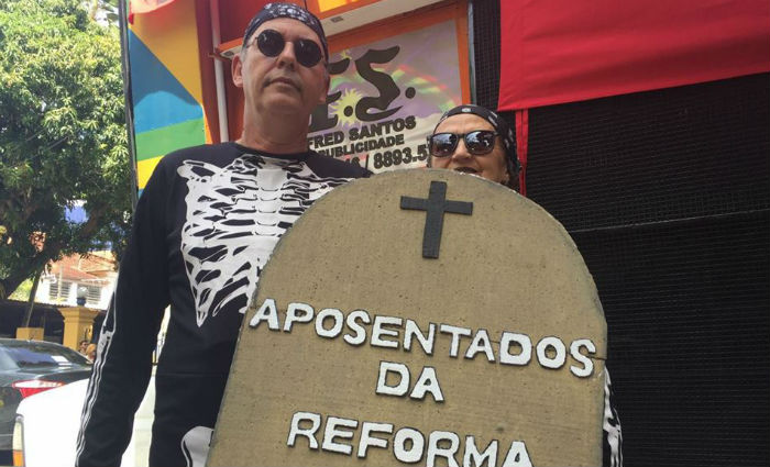 Trabalhadores usaram o bom humor para se manifestarem contra a Reforma da Previdncia: Foto: Luza Bessa/ DP