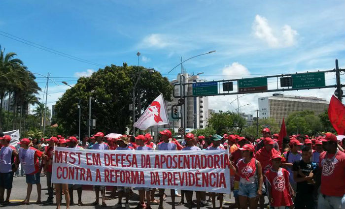 Integrantes do MTST, em passeata contra a Reforma da Previdncia, na Avenida Agamenon Magalhes. Foto: MTST/ Facebook
