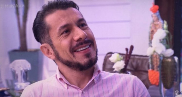 Rmulo exibiu o novo corte de cabelo durante a entrevista. Foto: TV Globo/Reproduo