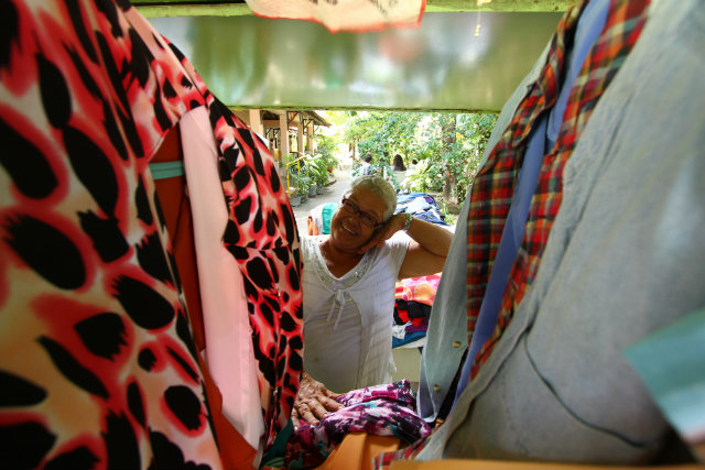 Dona Francisca, 69a anos, oferece peas do bazar de roupas. Foto: Peu Ricardo/DP