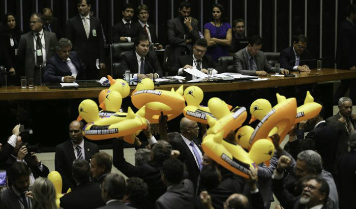 Oposicionistas levaram patos de borracha ao plenrio para protestar. Foto: Fabio Rodrigues Pozzebom/Agncia Brasil 