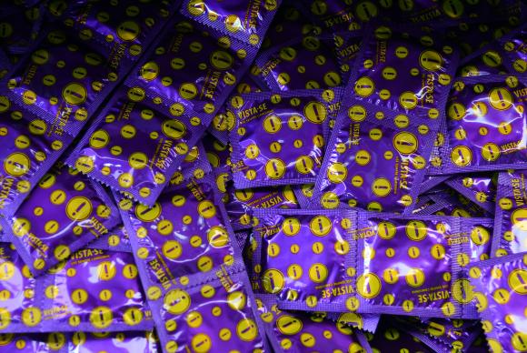 Entre os mtodos contraceptivos figura o preservativo masculino, utilizado por 12,9% dos casais pesquisados na regio central da capital paulista. Foto: Rovena Rosa/Agncia Brasil