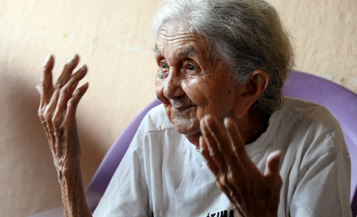 Carmela Gomez Pinheiro, 96 anos, filha de um dos vigias do campo, relembra: "barrigas inchavam" (Evaristo S/AFP)