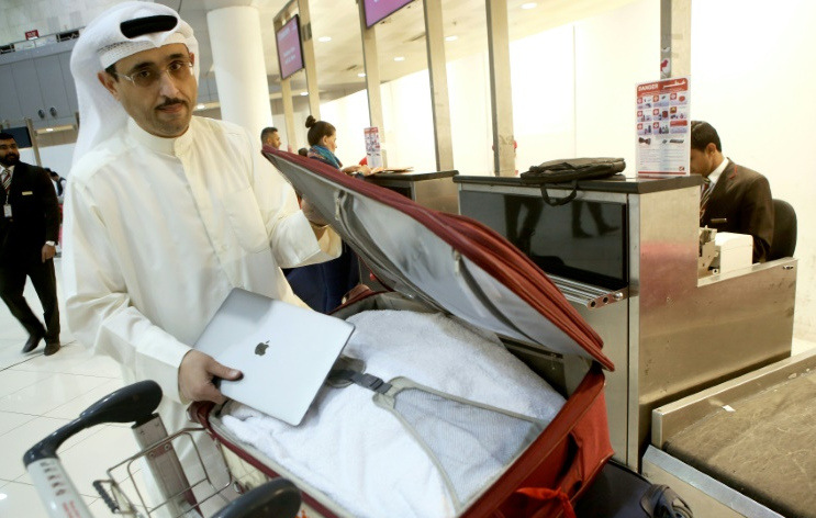 Autoridades americanas proibiram o transporte de laptops e tablets nos voos de nove companhias areas procedentes de 10 aeroportos internacionais de pases rabes e da Turquia (AFP / Yasser Al-Zayyat)