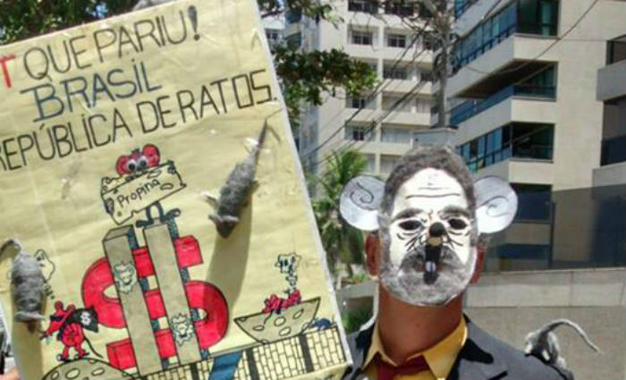Desempregado, o administrador de empresas Marcos Rocha, vestiu-se de rato para participar da manifestao. Foto:  Roslia Rangel/ DP