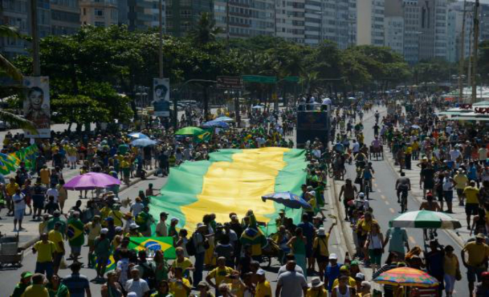 Os manifestantes percorreram a orla de Copacabana, na zona sul do Rio de Janeiro. Foto: Fernando Frazo/Agncia Brasil