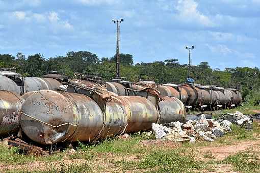 Carcaa: tanques de combustvel de composio frrea, atingidos por tromba dgua no incio do ano passado, seguem abandonados em Gois. Foto: Antonio Cunha/CB/D.A Press 