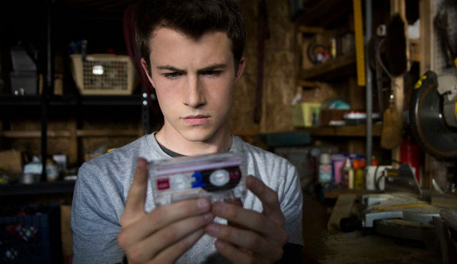 A trama se move a partir dos relatos de Hannah ouvidos por Clay Jensen (Dylan Minette). Foto: Foto: Netflix/Divulgao