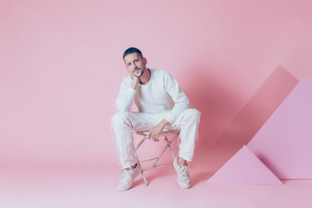 "Não tem esse papo de que homem não poder usar camisa rosa. Olhe pra frente! Se desprenda dos preconceitos", declara o fashionista. Foto: Caio Braz/Divulgação (Caio Braz/Divulgação) "Não tem esse papo de que homem não poder usar camisa rosa. Olhe pra frente! Se desprenda dos preconceitos", declara o fashionista. Foto: Caio Braz/Divulgação (Caio Braz/Divulgação)