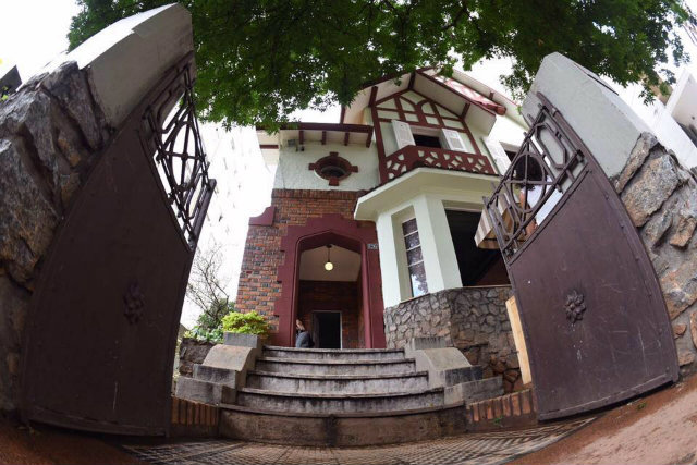 O espaço cultural Grande Hotel Ronaldo Fraga abriga saraus, lançamentos, exposições. Fica em casarão tombado no bairro Funcionários, em BH. Foto: Facebook/Reprodução O espaço cultural Grande Hotel Ronaldo Fraga abriga saraus, lançamentos, exposições. Fica em casarão tombado no bairro Funcionários, em BH. Foto: Facebook/Reprodução