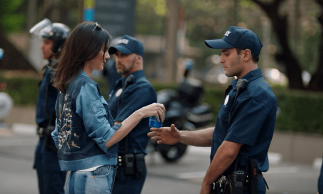 Desfecho do vdeo  a modelo entregando uma lata de Pepsi ao policial. Foto: YouTube/Reproduo
