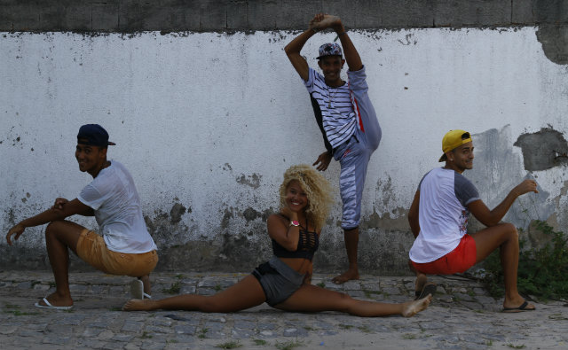 Ao lado dos amigos Rhanderson, Caio e Walisson - que formam a "famlia Costa", danarina grava vdeos de coreografias. Foto: Rafael Martins/ DP