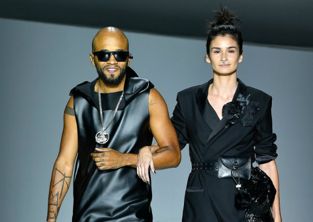 O rapper Rnegado, acompanhado pela top Carol Ribeiro, no desfile de abertura do Minas Trend. Foto: Zé Takahashi/Fotosite O rapper Rnegado, acompanhado pela top Carol Ribeiro, no desfile de abertura do Minas Trend. Foto: Zé Takahashi/Fotosite