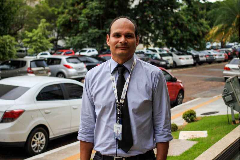O analista de sistema Rogrio Ribeiro, ao tirar o CPF da filha de 13 anos, se adiantou e j cadastrou a de 3. Foto: Arthur Menescal/Esp.CB/D.A.Press.
