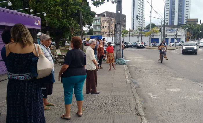 A mobilizao pegou os usurios de surpresa. As paradas de nibus ficaram lotadas. Foto: Samuel Calado/Esp.Dp