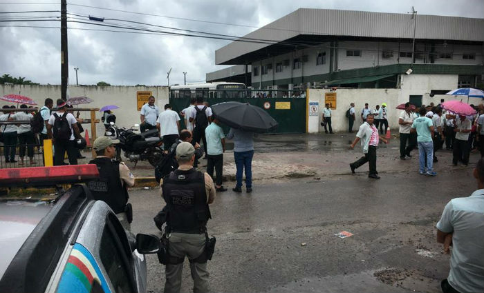 Clima ficou tenso e nibus foi apedrejado em frente  garagem da empresa, em Olinda. Foto: Julio Jacobina/ DP