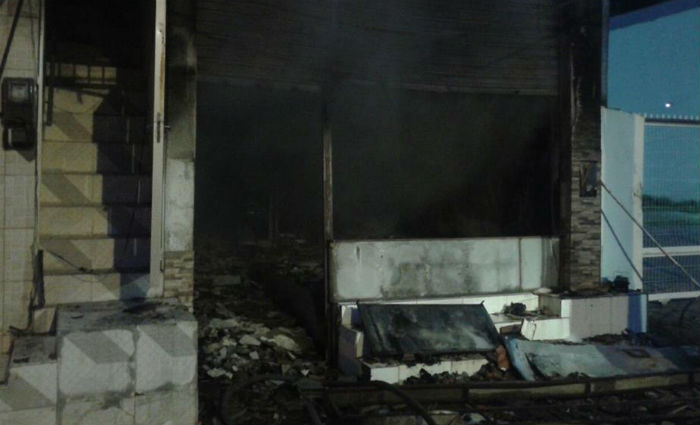 Incndio atinge loja em Ipojuca. Foto: Bombeiros/ Divulgao